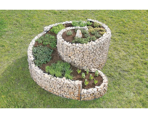 Kruidenspiraal van stenen met diverse kruiden