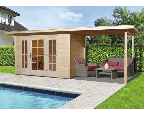 WEKA Tuinhuis Panorama 172 maat 2 met aanbouw 300 cm, 590x299 cm, naturel Houten tuinhuis met terras en zithoek naast een zwembad