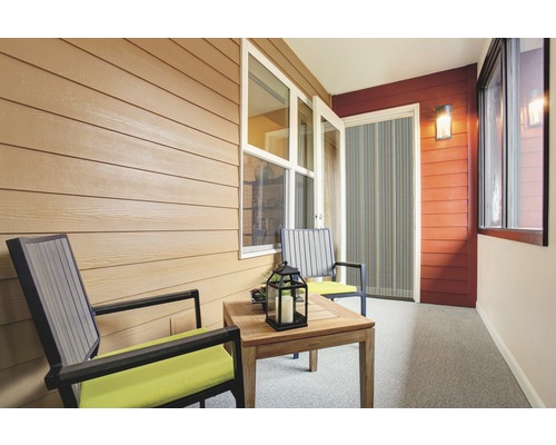 Terras met twee stoelen en een kleine tafel