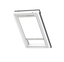 Dakvenster met geopende vleugel voor ventilatie