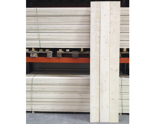 Stapel houten latten op een plank