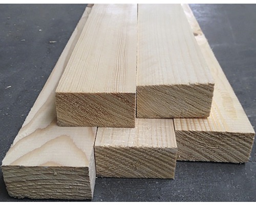 Stapel ruwe houten planken