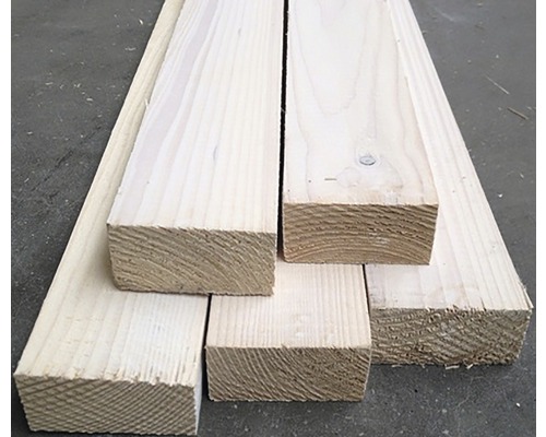 Stapel ruwe, onbehandelde balken.