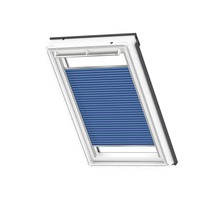 Dakvenster met blauw plisségordijn