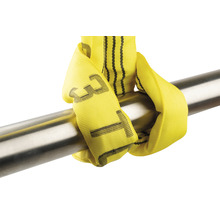 Gele hijsband gewikkeld rond een metalen buis