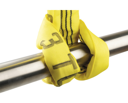Gele hijsband gewikkeld rond een metalen buis