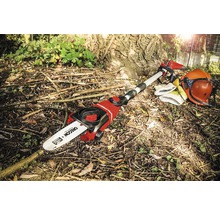 Accukettingzaag met veiligheidsuitrusting in de tuin