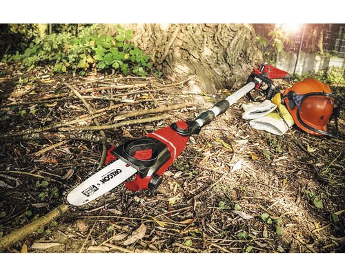 Accukettingzaag met veiligheidsuitrusting in de tuin