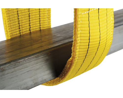 Textielen hijsband onder een metalen balk