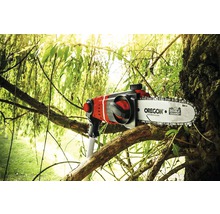 Een stokzaag die een tak buitenshuis snoeit.