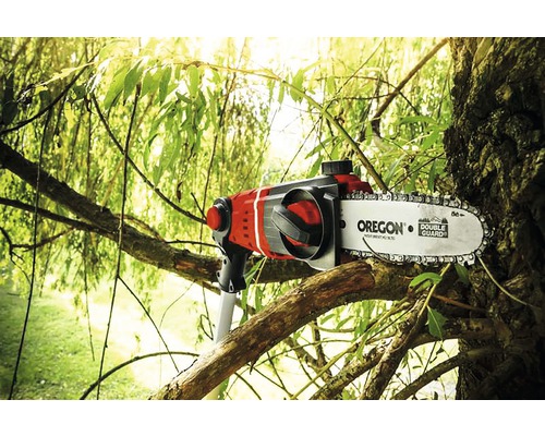 Een stokzaag die een tak buitenshuis snoeit.