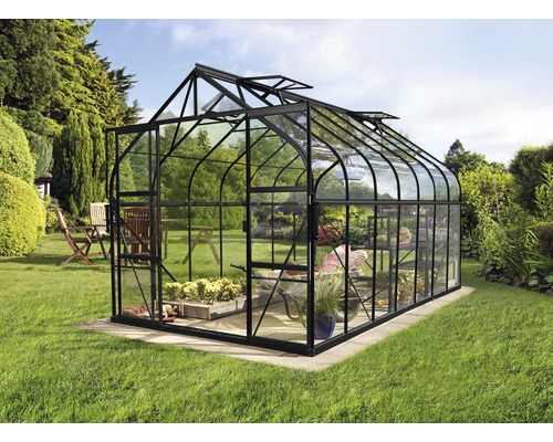 Glazen en metalen kas in de tuin
