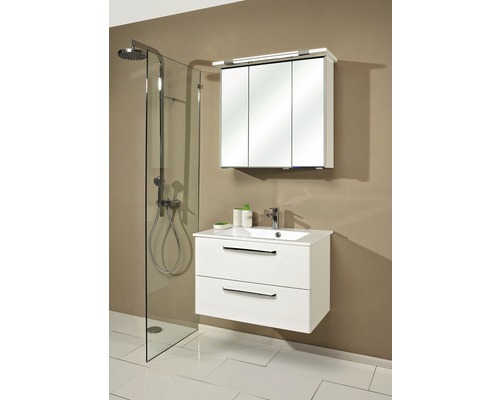 Moderne badkamer met douchecabine, wastafelonderkast en spiegelkast