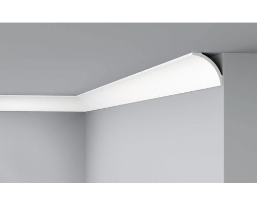 DECOFLAIR Sierlijst plafond D17 8x6,5x200 cm Hoekaanzicht van een witte sierlijst in een ruimte