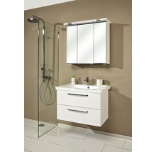 Badkamer met wastafelonderkast, spiegelkast en douche