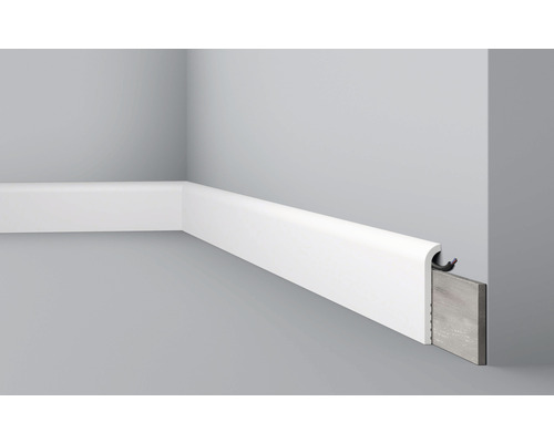 DECOFLAIR Overzetplint CBC1 11x2,2x200 cm Witte plint met kabelgeleiding tegen een grijze muur