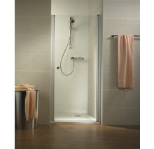 Badkamer met douchecabine, handdouche en handdoek