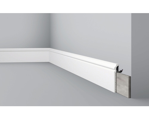 DECOFLAIR Overzetplint CBC3 12x2,2x200 cm Witte plint tegen een grijze muur