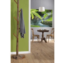 Decoratief interieur met kapstok, eettafel en muurschildering