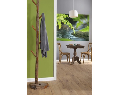 Decoratief interieur met kapstok, eettafel en muurschildering