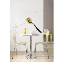 Decoratieve eetkamer met tafel, stoelen en muursticker met spaghetti motief