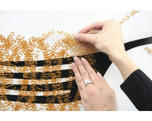 Aanbrengen van een wanddecoratie met letterontwerpen