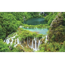 Landschap met watervallen, meren en veel groen