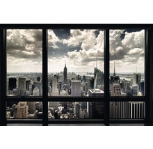 Uitzicht vanuit een raam op de skyline van New York City met het Empire State Building