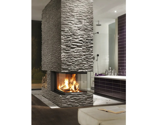 Open haard met stenen bekleding in moderne badkamer