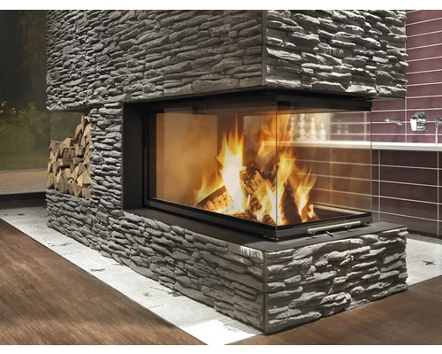 Haard met stenen decoratie en houtblokken