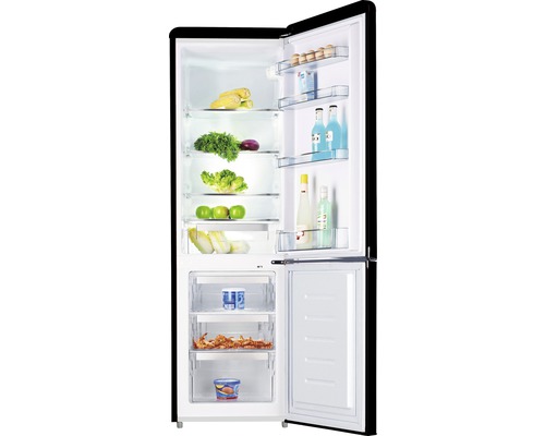 Geopende koel-vriescombinatie met etenswaren op de planken