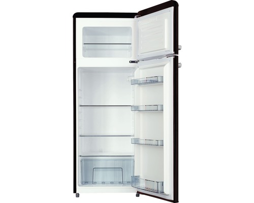 Retro koelkast met open deur om het interieur te bekijken