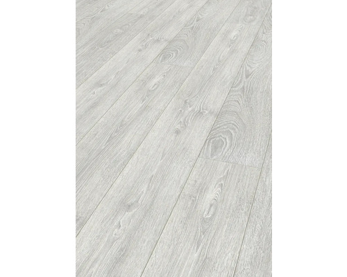Close-up van een lichte laminaatvloer met houten structuur.