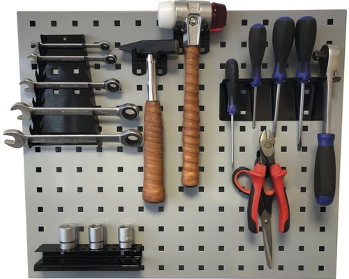 Gereedschapswand met hamers, moersleutels, schroevendraaiers, tangen en doppen