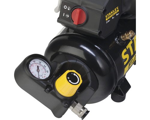 Detailaanzicht van de Stanley Fatmax compressor met manometer en instelknop