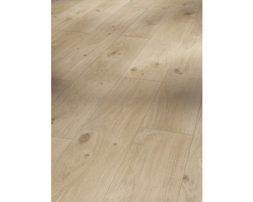 Gelegde laminaatvloer met houten structuur.