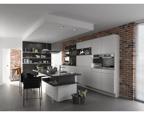 Moderne keuken met kookeiland, inbouwkasten en bakstenen muur