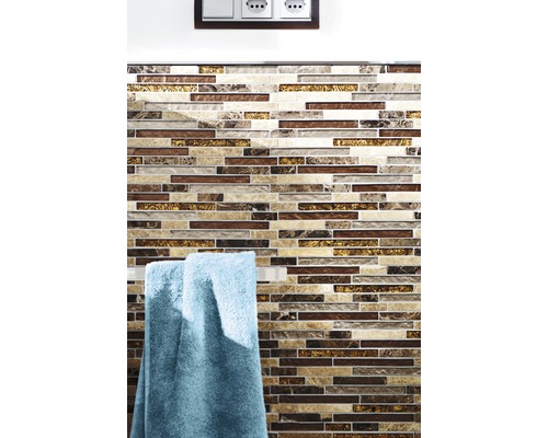 Muur van mozaïektegels met handdoeken en stopcontacten