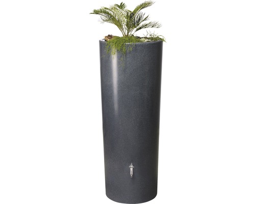 Hoge, donkere regenwatertank met kraan en beplanting