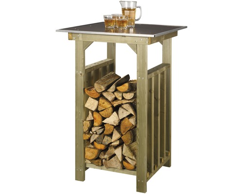 Houten tafel met metalen blad en houtvak gevuld met brandhout