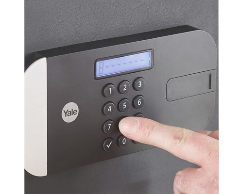 Yale Logo. Vinger tikt op het toetsenbord van een kluis.