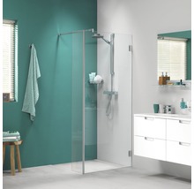 Moderne badkamer met inloopdouche, wastafel en spiegel voor een heldere sfeer.