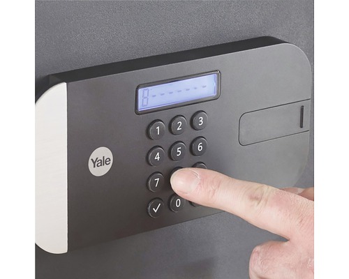 Yale logo. Detailopname van een kluis met een digitaal cijferslot in gebruik.