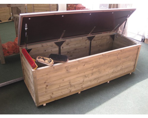 Geopende houten opbergkist met borstels