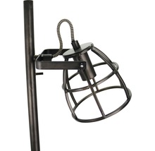Detailopname van een staande lamp met metalen raster lampenkap.