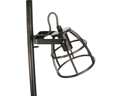 Detailopname van een staande lamp met metalen raster lampenkap.