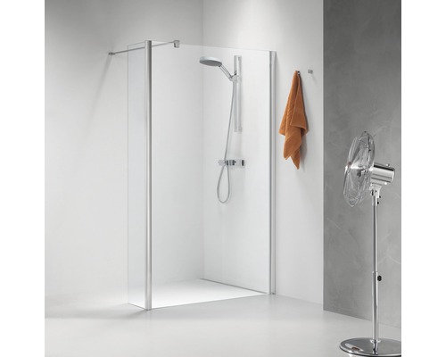 Douche met douchearmatuur en handdoek