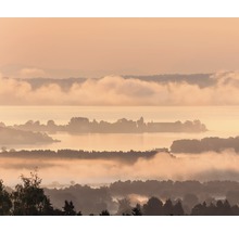 Landschap met meer, eilanden en mist