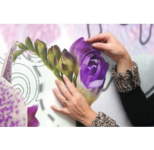 Handen brengen bloemen muursticker aan