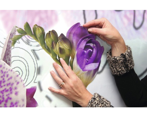 Handen brengen bloemen muursticker aan